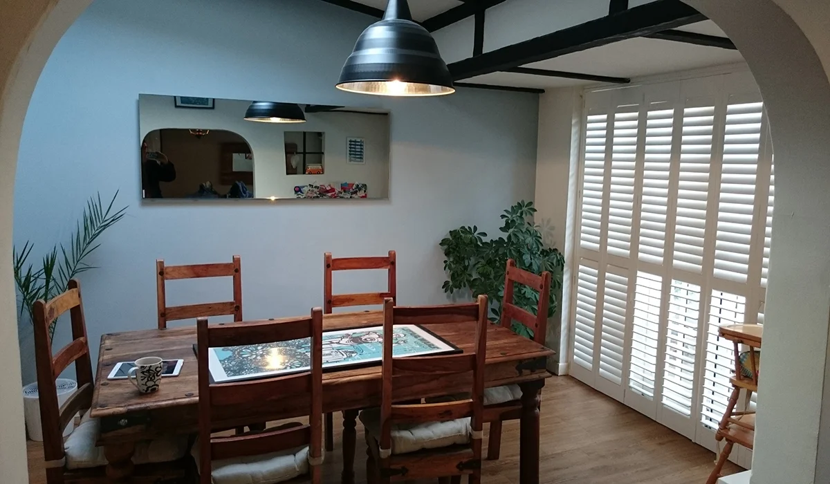 Inspire le miroir dans la cuisine