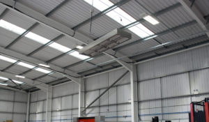 Plafond Power 8 suspendu dans une usine