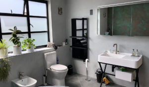 Salle de bain avec sèche-serviettes XLS noir