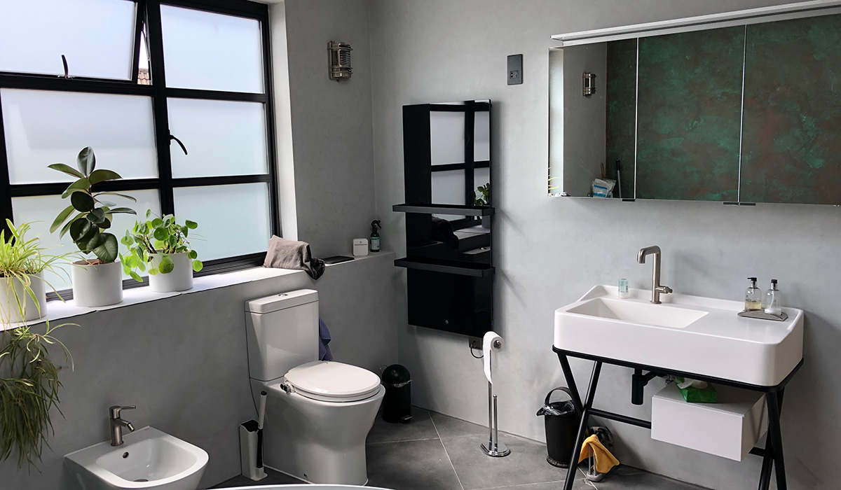 Salle de bain avec sèche-serviettes XLS noir