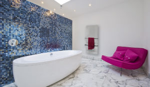 Grande salle de bains avec chauffe-serviettes infrarouge XLS