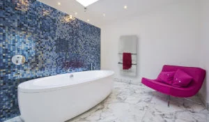 Grande salle de bains avec chauffe-serviettes infrarouge XLS