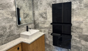 Sèche-serviettes XLS installé dans une salle de bains moderne