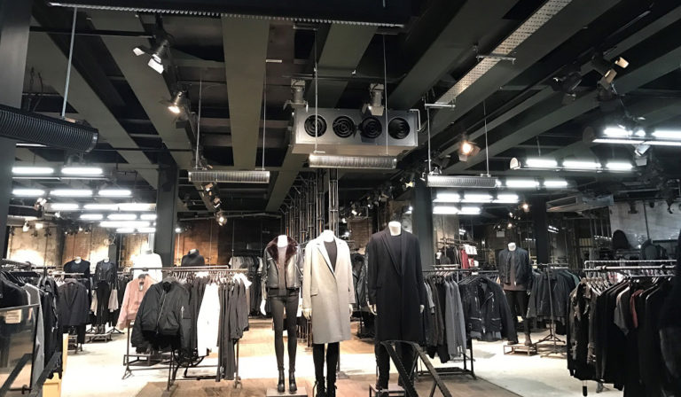 Aspect XL chauffe le magasin de vêtements All Saints