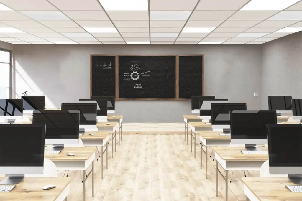 Panneaux infrarouges de carreaux de plafond dans une salle de classe