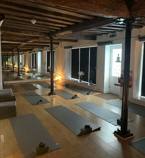 Studio de yoga chaud chauffé par Herschel