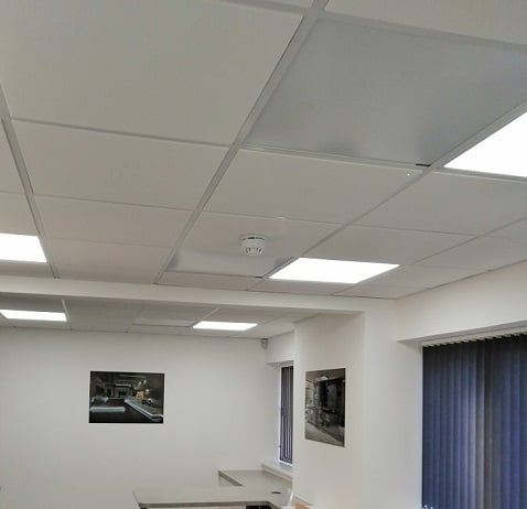 Panneaux blancs Herschel montés au plafond dans un espace de bureau