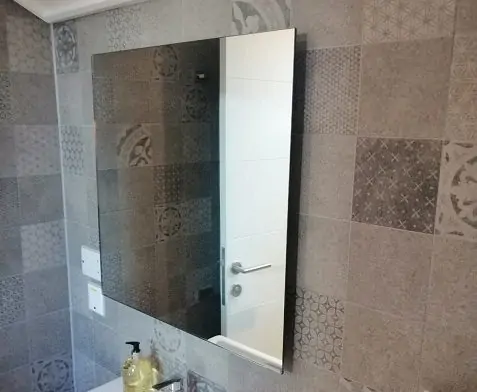 Le radiateur de miroir offre une solution à double usage, à faible consommation d'énergie et efficace pour les salles de bains