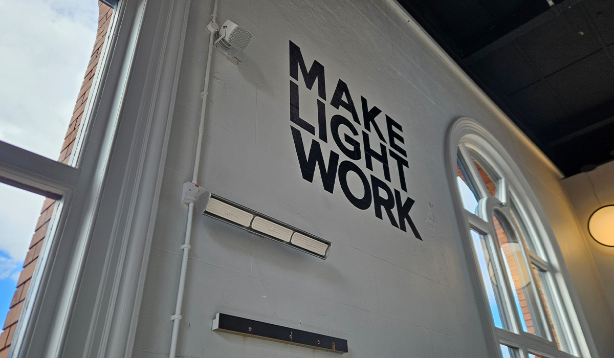 Herschel Advantage Blanc installé dans un espace de travail commercial