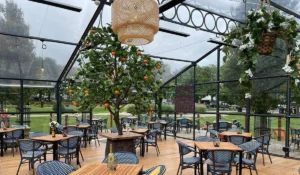 L'hôtel de ville de Cheltenham avec le Summit noir