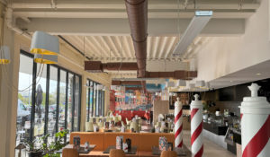 Summit blanc installé dans un magasin de glaces