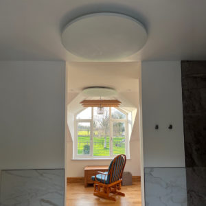 Select XLS Rond - Panneaux blancs fixés au plafond dans la maison