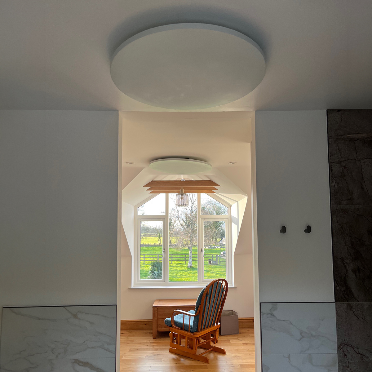 Select XLS Rond - Panneaux blancs fixés au plafond dans la maison