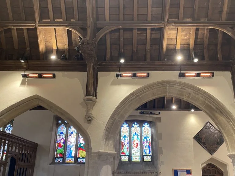 Chauffages Herschel Colorado suspendus au plafond de l'église de Herne bay