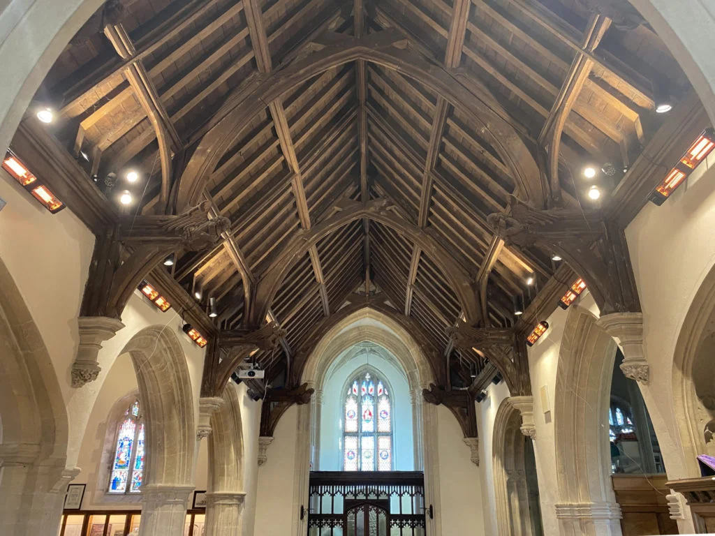 Chauffages Herschel Colorado suspendus au plafond dans une église de Herne bay