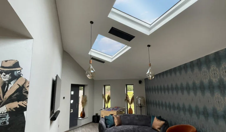 Herschel Krystal Noir avec montage encastré au plafond pour une finition contemporaine et affleurante.