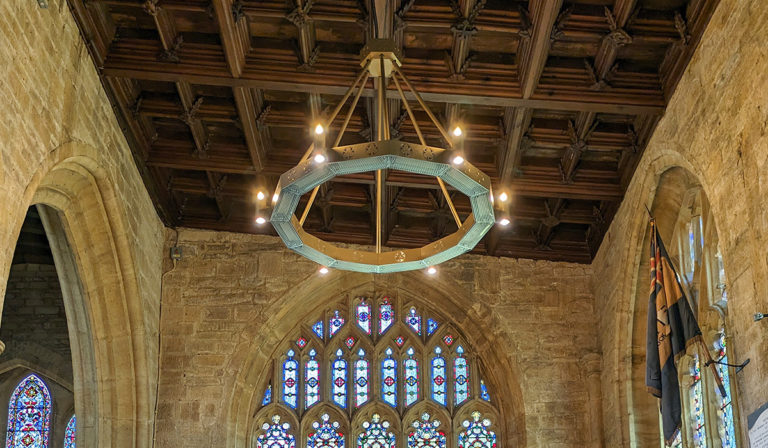 Installation de chauffages infrarouges Halo dans l'église