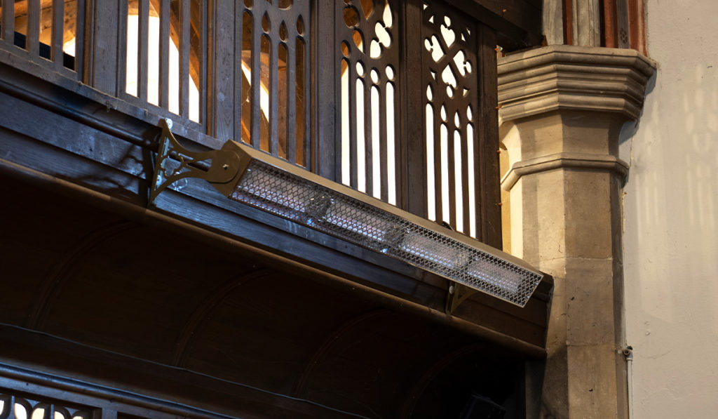 Halo Horizon fixé au mur dans l'église