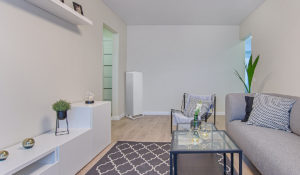 Sélectionnez le poêle infrarouge autoportant S3 dans un salon moderne