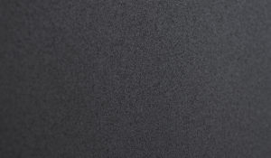 Gros plan sur la finition noire texturée