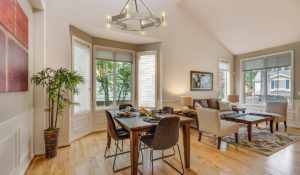 Mini halo doré avec lumières dans un espace de vie ouvert