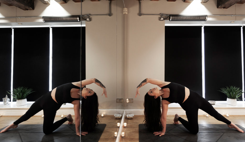 Femme faisant du yoga chauffée par Herschel