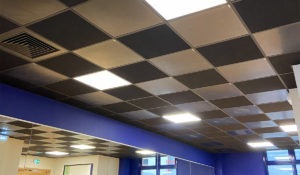 Panneaux chauffants noirs confortables installés dans un studio de yoga chaud