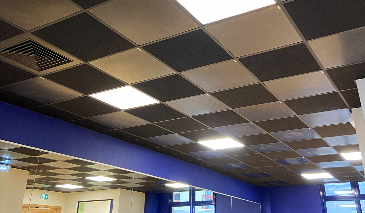 Panneaux chauffants noirs confortables installés dans un studio de yoga chaud