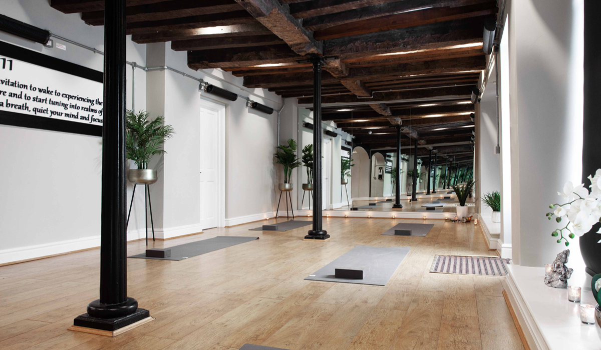 Radiateurs zéro lumière Herschel Aspect installés sur le mur d'un studio de yoga chaud