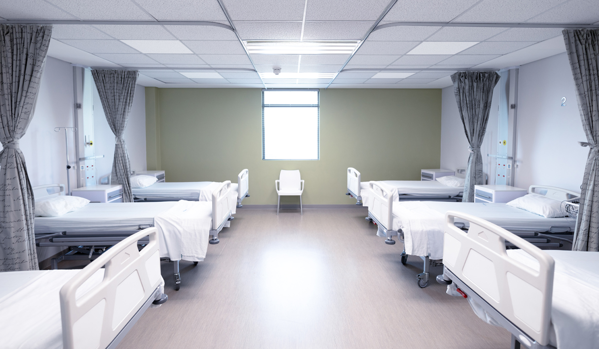 radiateurs à dalles de plafond installés dans un hôpital