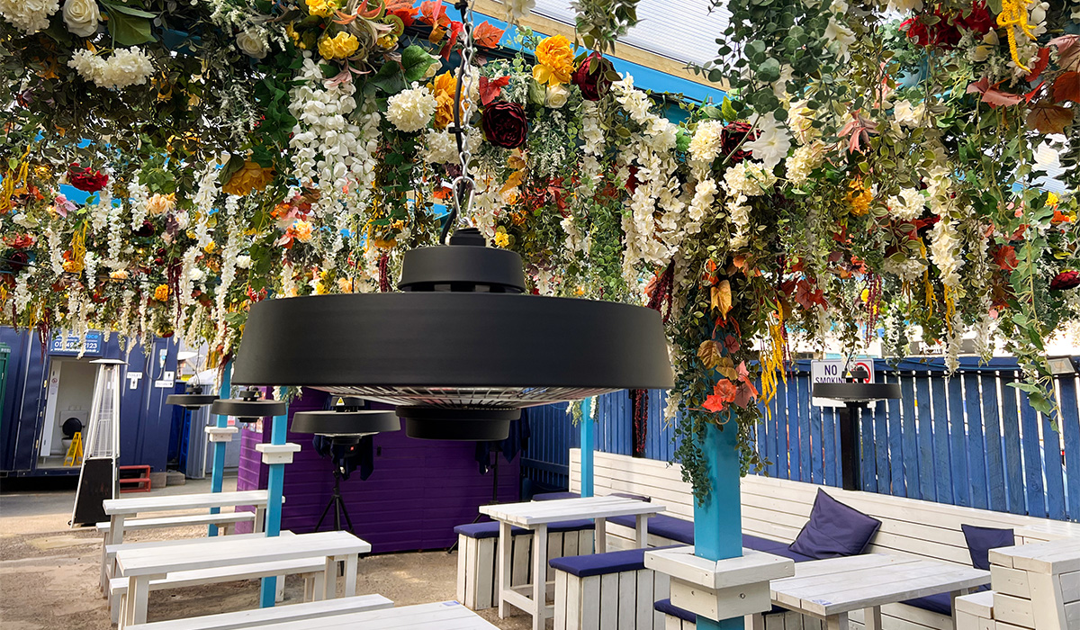 Chauffage suspendu dans un restaurant à Hawaï