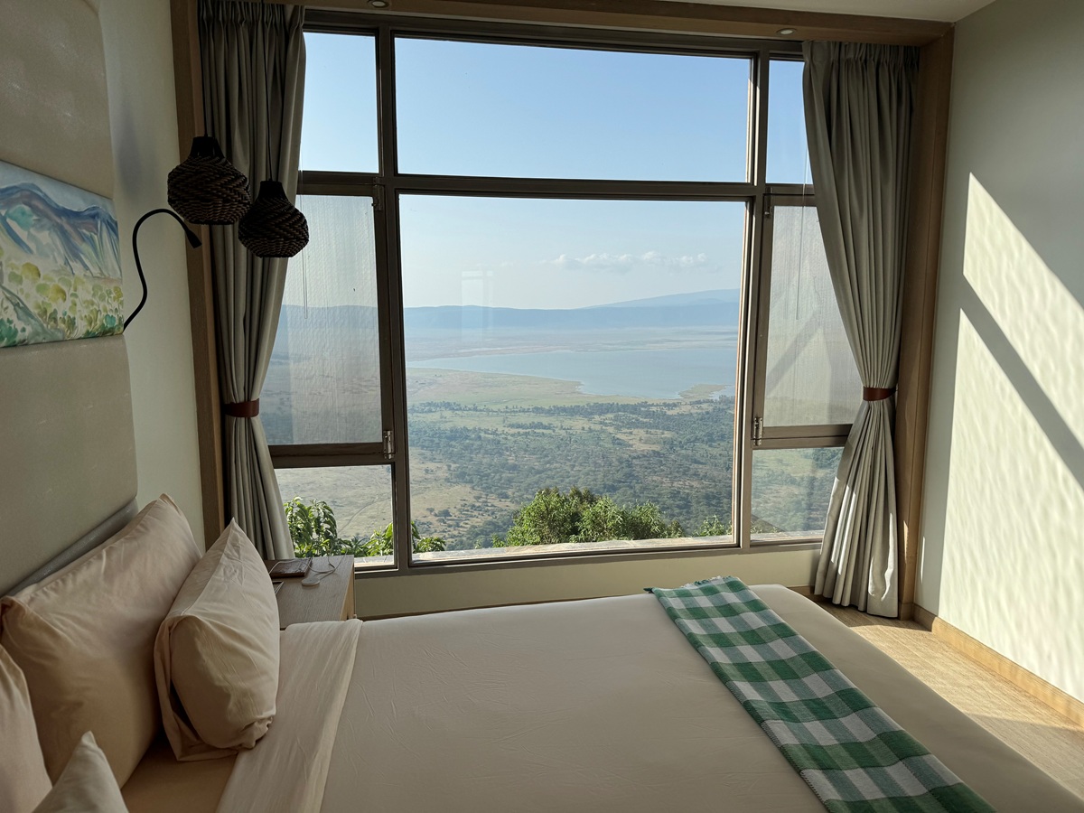 L'hôtel offre une vue extraordinaire sur le cratère depuis ses chambres. Ngorongoro Hotel