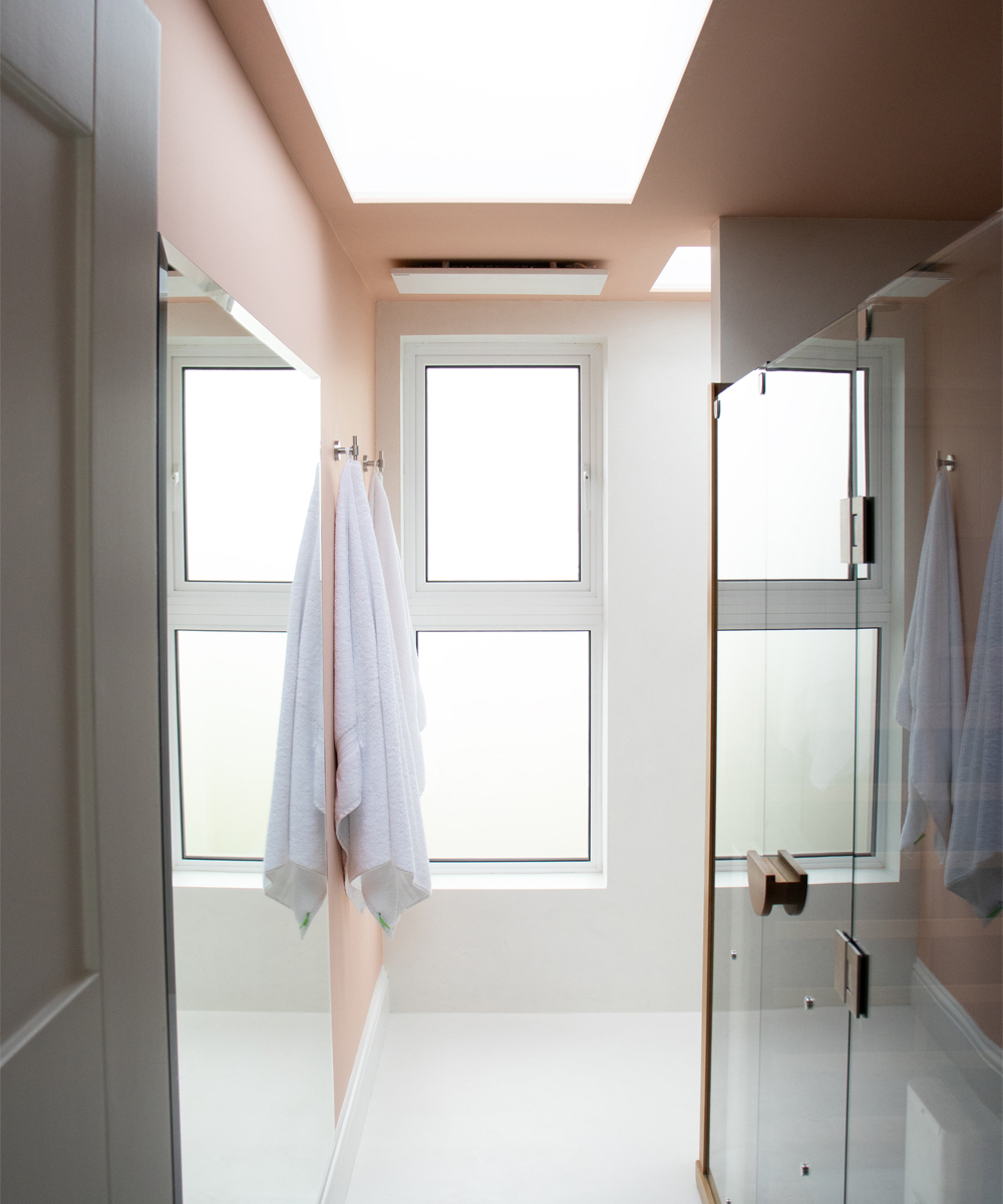 Les panneaux chauffants confortables de Herschel gardent la salle de bain lumineuse et aérée, tout en diffusant une chaleur discrète. 