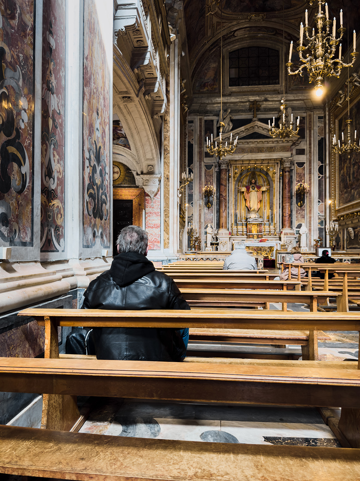 Homme dans une église