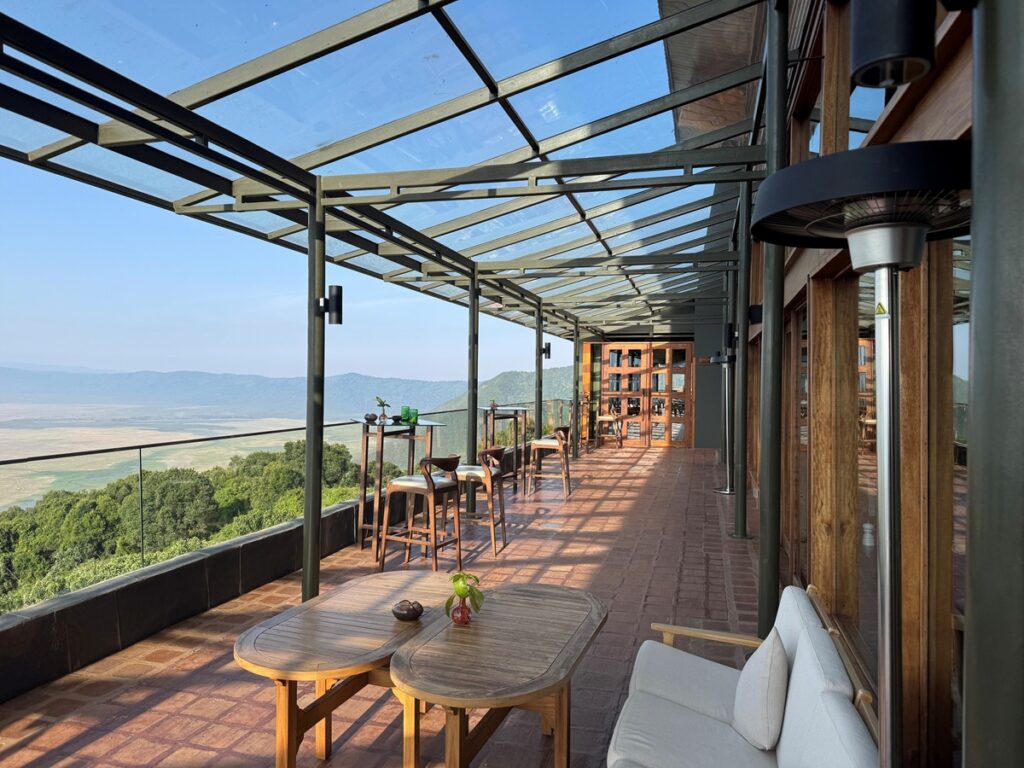Vue depuis la terrasse sur le cratère du Ngorongoro, avec une chaleur supplémentaire apportée par les chauffages de terrasse Herschel Florida.