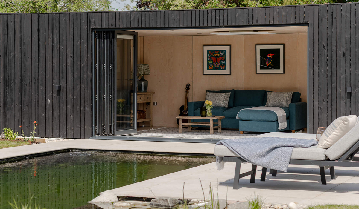 Pièce à vivre équipée d'un panneau infrarouge Herschel dans le pool house d'Okopod, dans l'Oxfordshire 