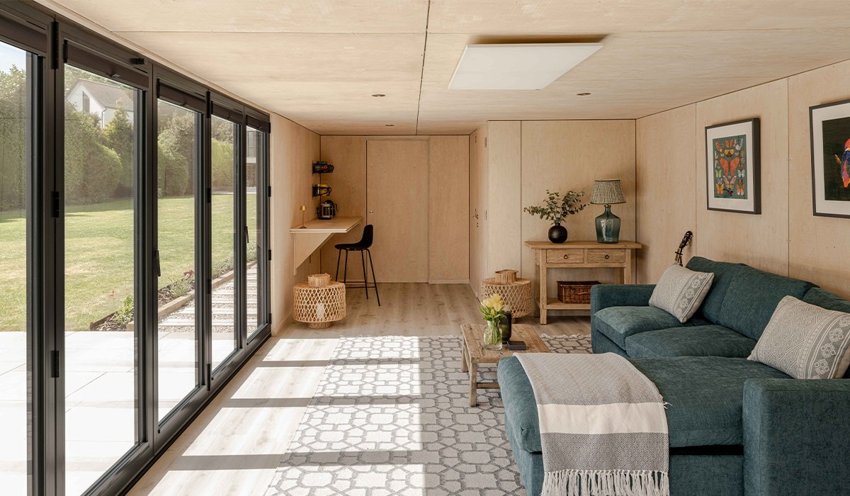 Pool house dans l'Oxfordshire par Okopod chauffé avec des panneaux infrarouges Herschel