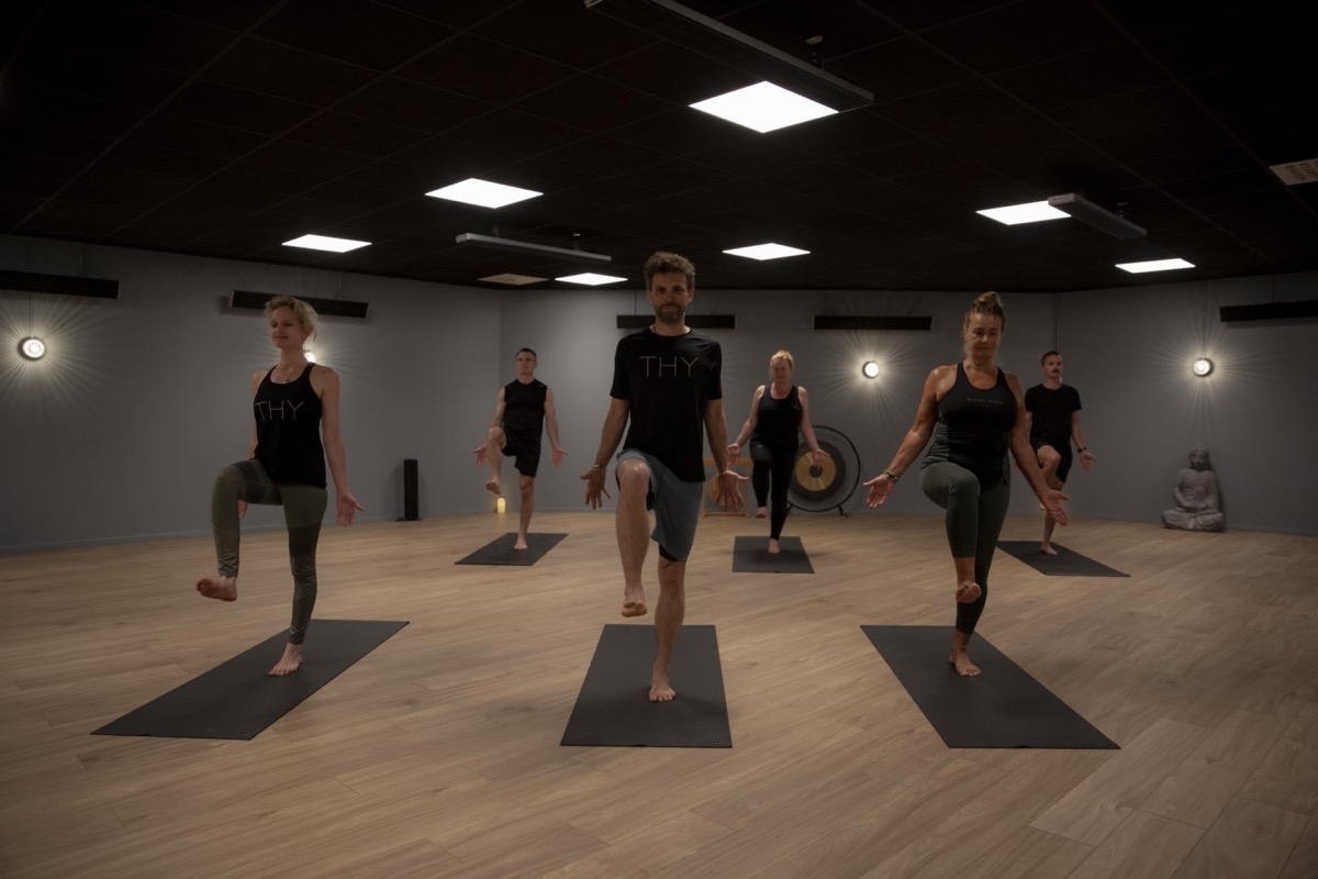 Cours de yoga chaud à Trosa chauffé avec des radiateurs noirs Herschel Summit