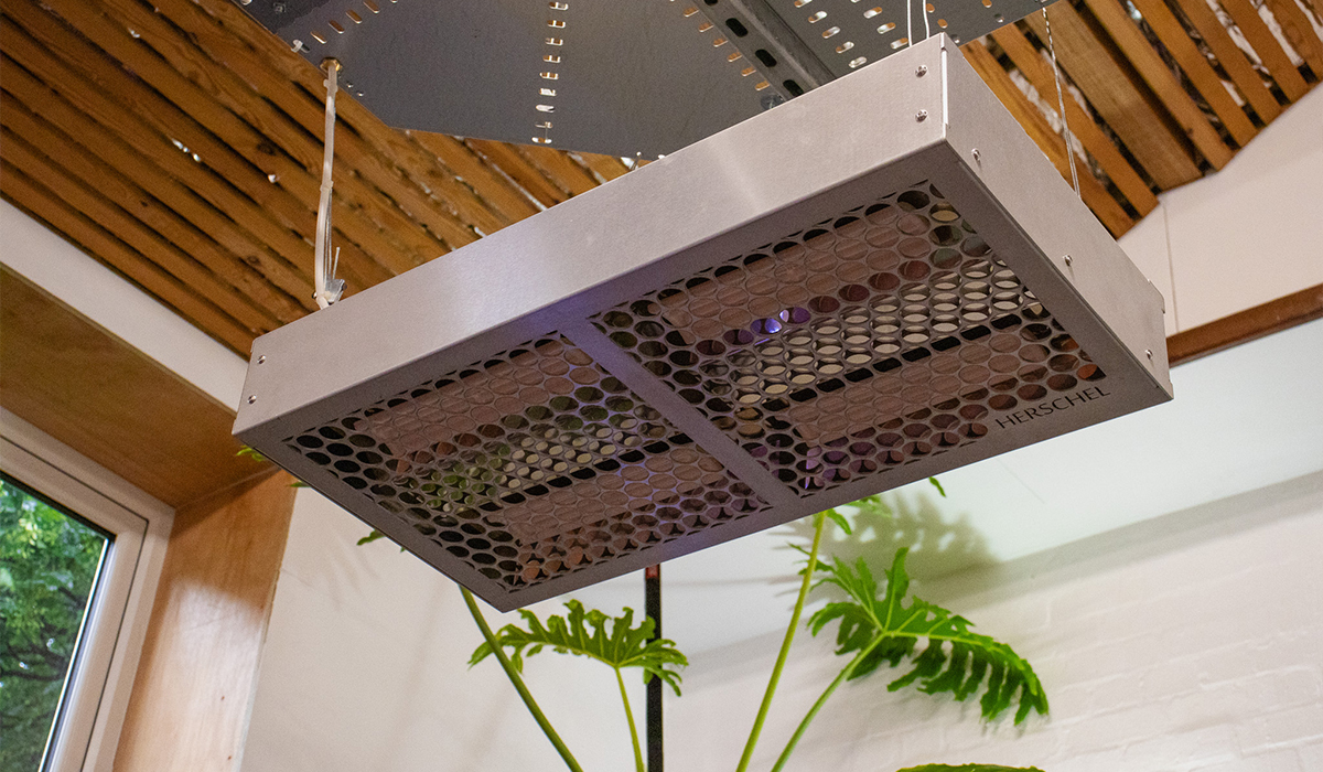 Radiateur Herschel Power 4, couleur argent, chauffant un studio de yoga chaud de 1 200 x 700
